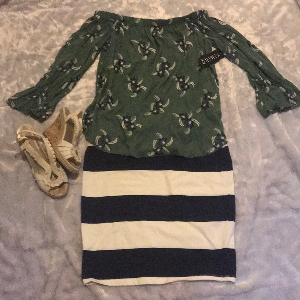 🆕 Timing of the shoulder green floral top